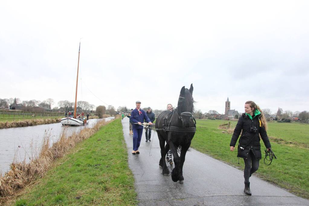 Skûtsje met paard teruggebracht naar ligplek