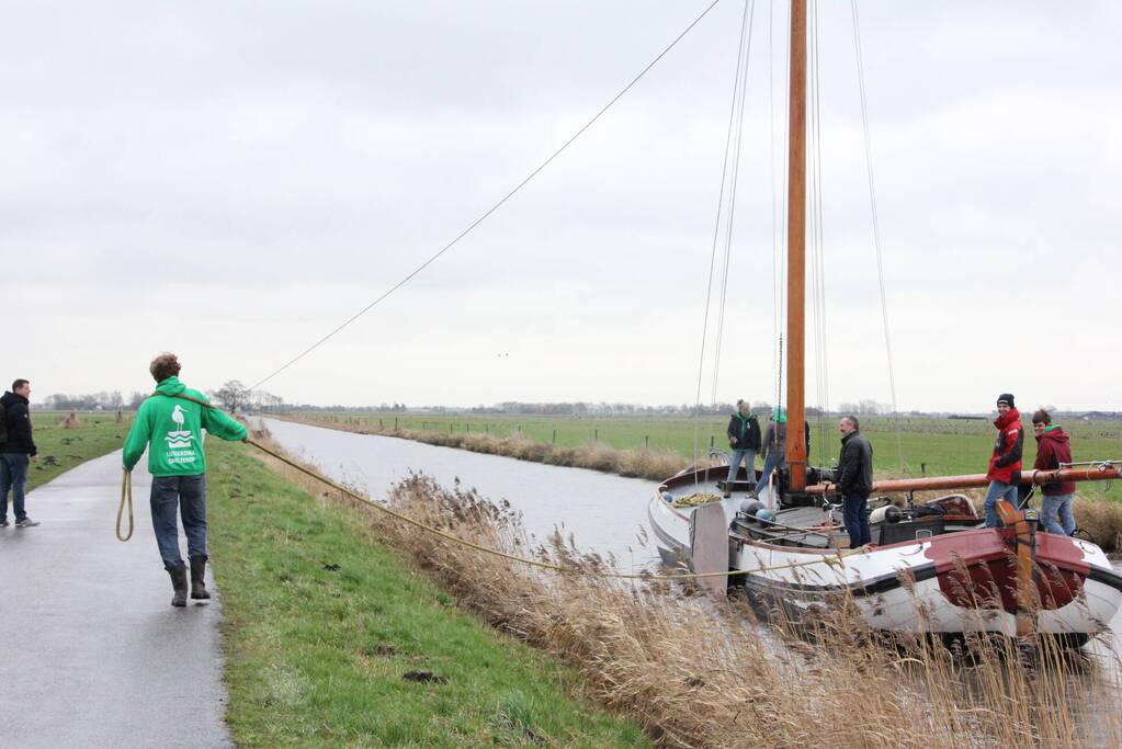 Skûtsje met paard teruggebracht naar ligplek