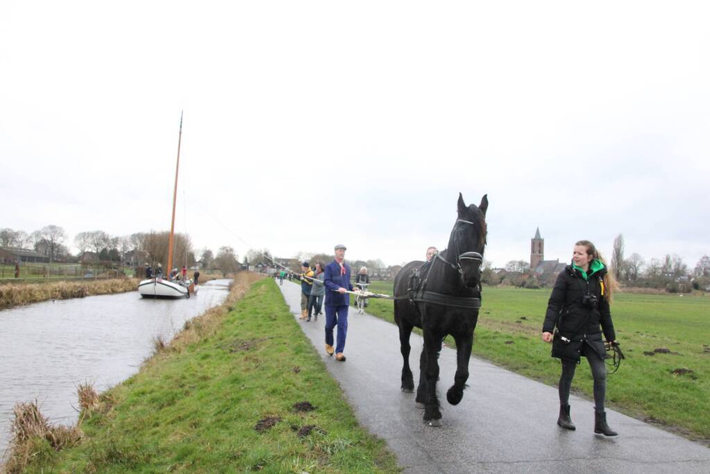 Skûtsje met paard teruggebracht naar ligplek
