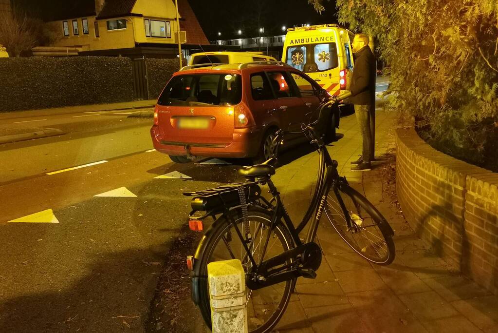 Persoon op E-bike aangereden door auto