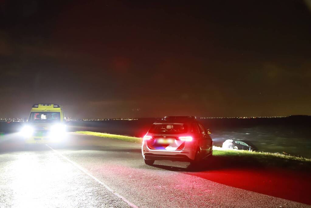 Auto belandt met neus in IJmeer