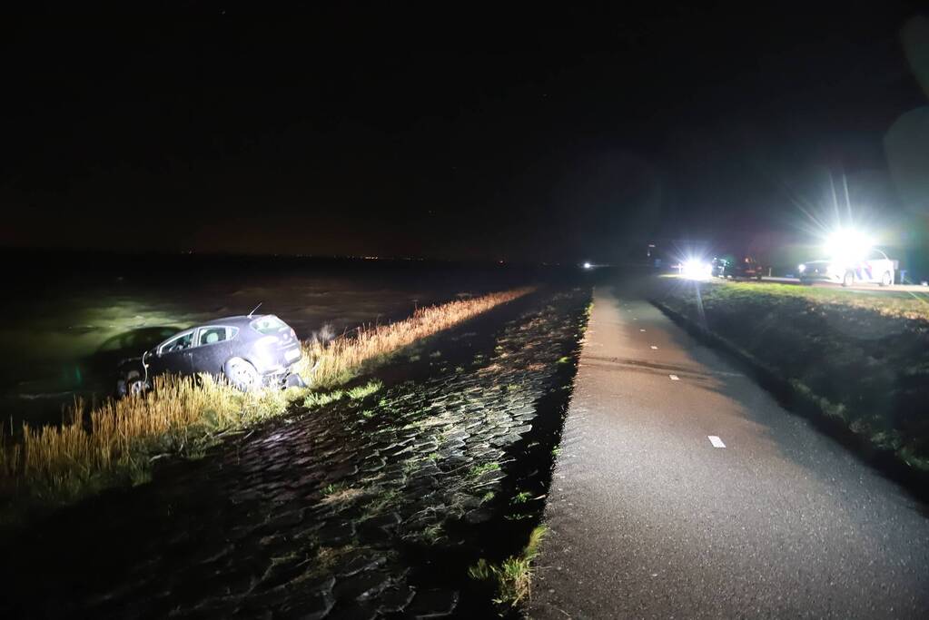 Auto belandt met neus in IJmeer