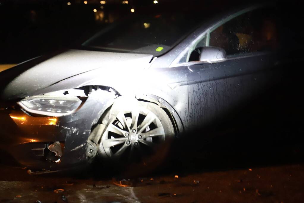 Auto belandt met neus in IJmeer