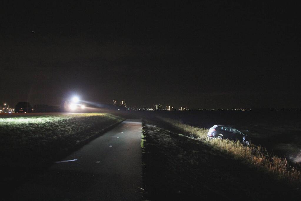 Auto belandt met neus in IJmeer