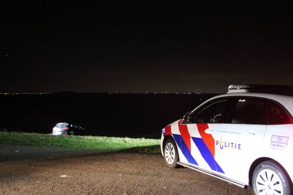 Auto belandt met neus in IJmeer