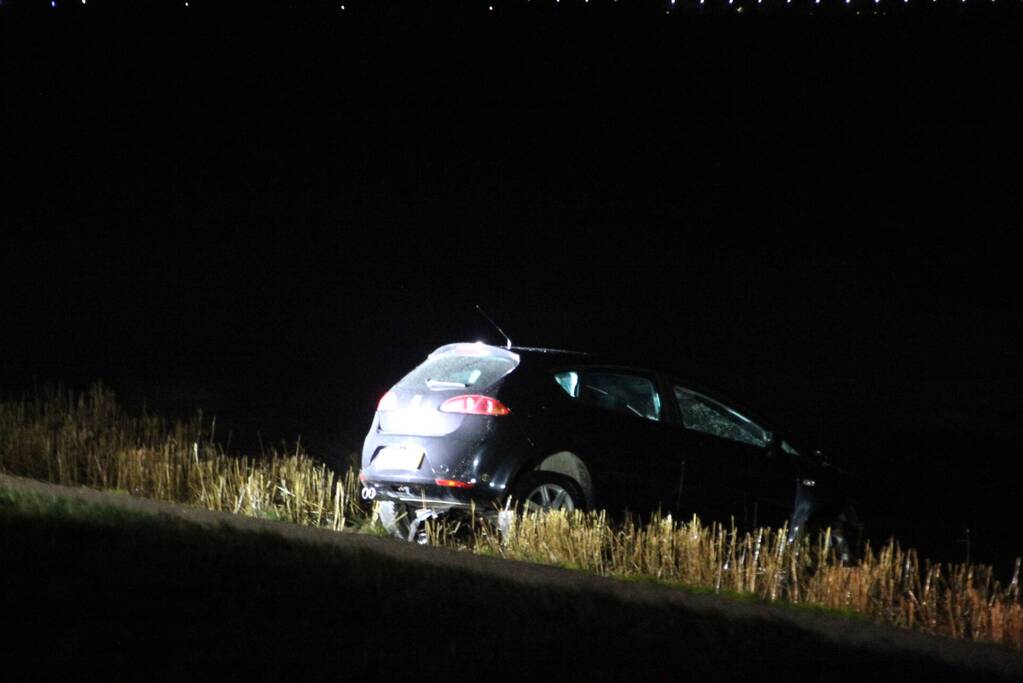 Auto belandt met neus in IJmeer