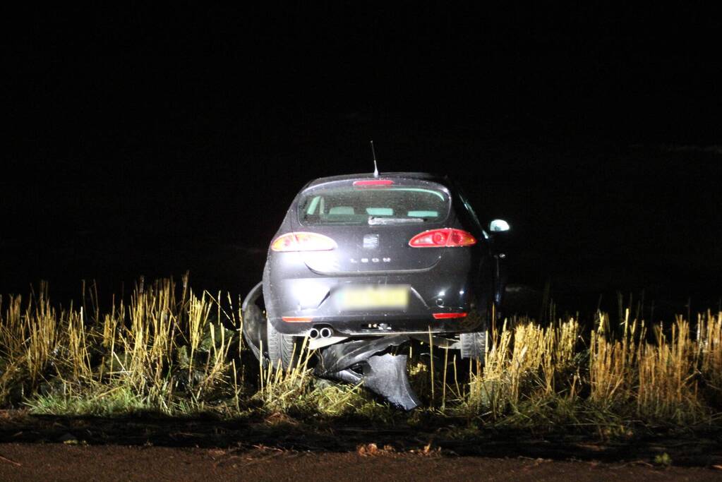 Auto belandt met neus in IJmeer