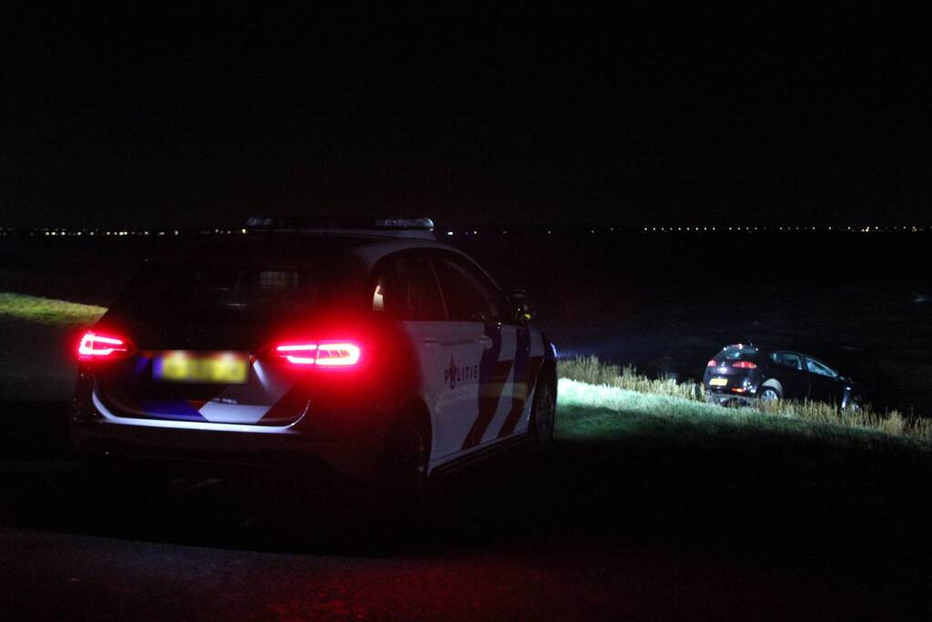 Auto belandt met neus in IJmeer