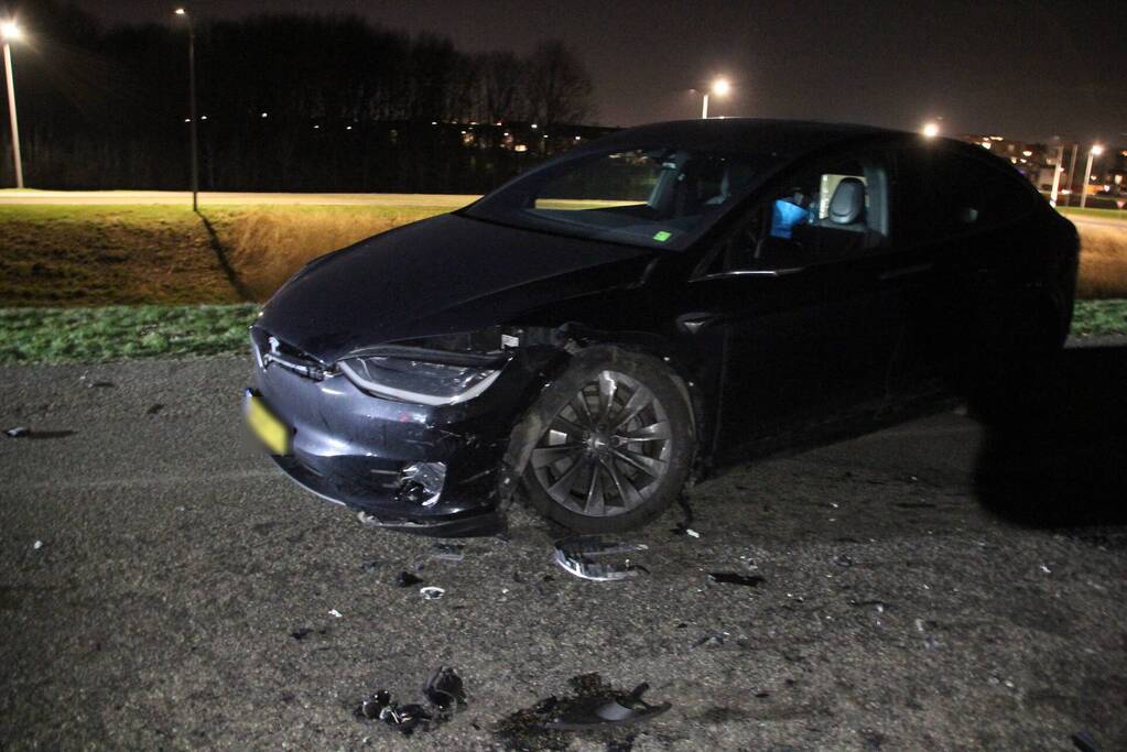 Auto belandt met neus in IJmeer