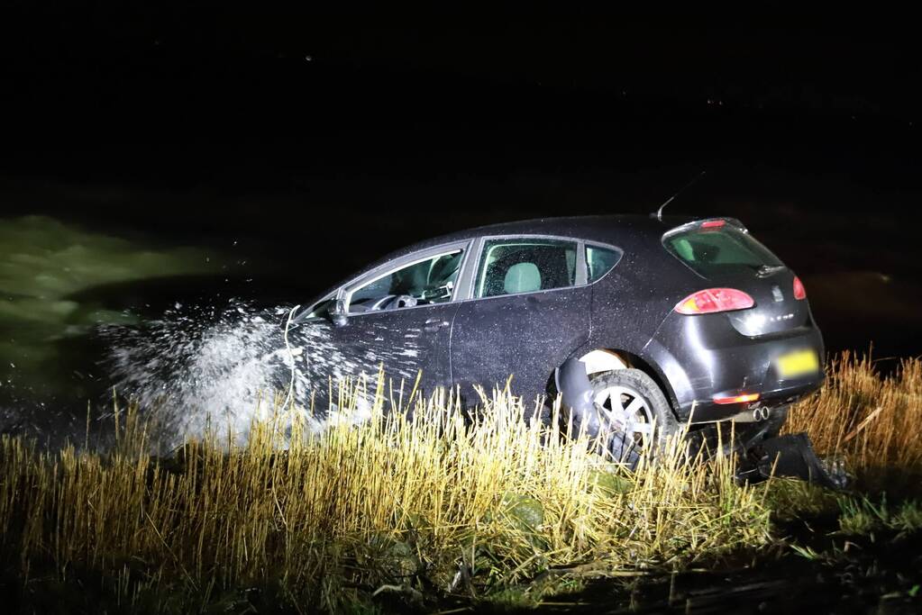 Auto belandt met neus in IJmeer