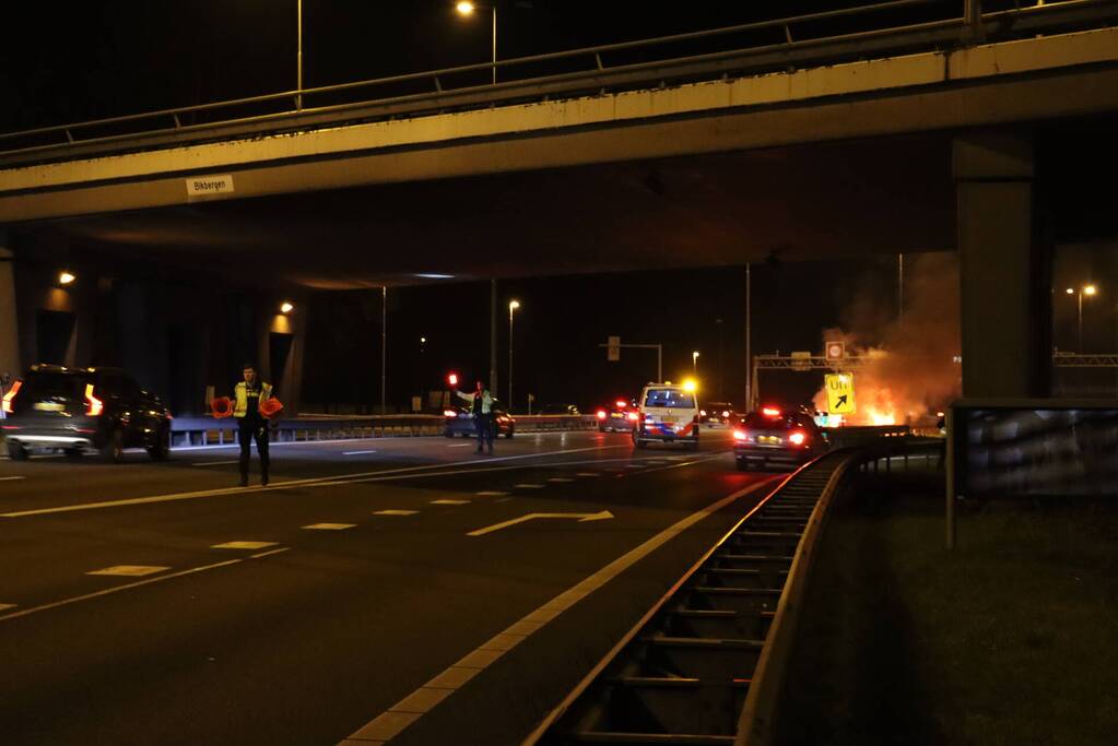 Auto uitgebrand op snelweg