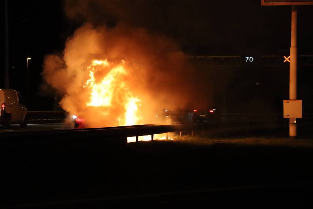 Auto uitgebrand op snelweg