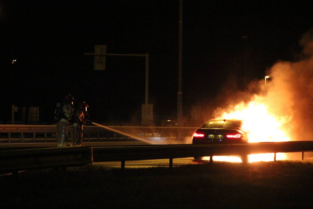 Auto uitgebrand op snelweg