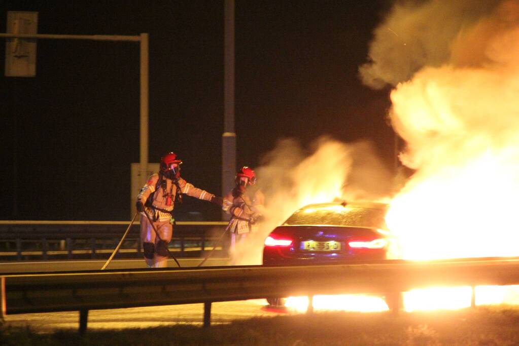 Auto uitgebrand op snelweg