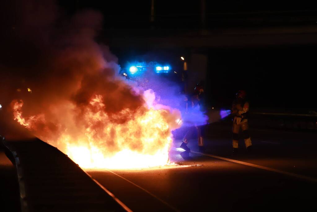 Auto uitgebrand op snelweg
