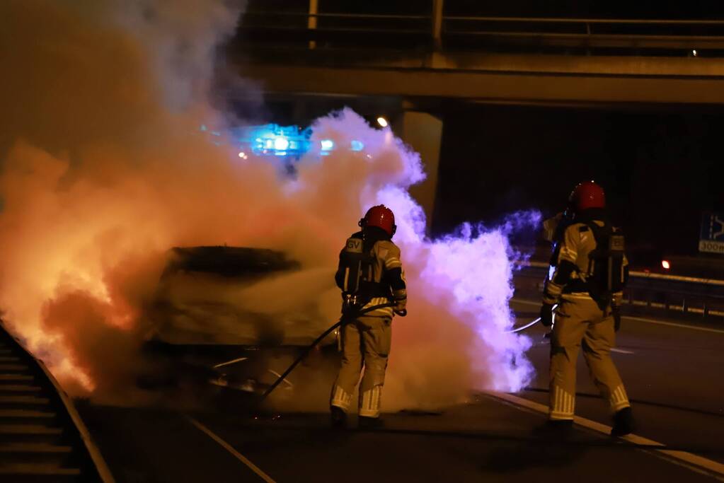 Auto uitgebrand op snelweg