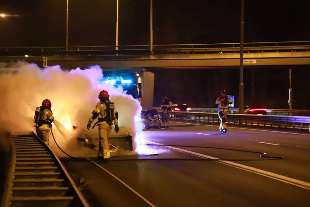 Auto uitgebrand op snelweg