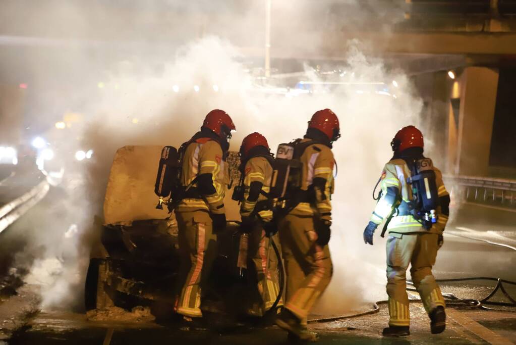 Auto uitgebrand op snelweg