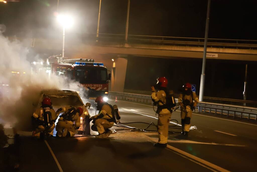 Auto uitgebrand op snelweg