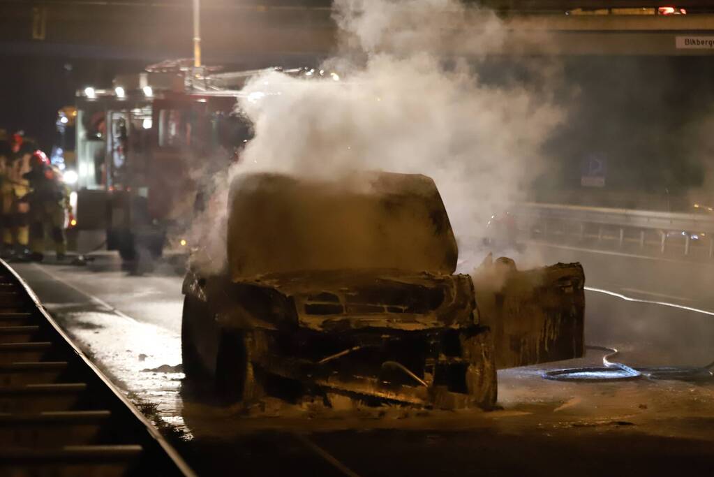 Auto uitgebrand op snelweg