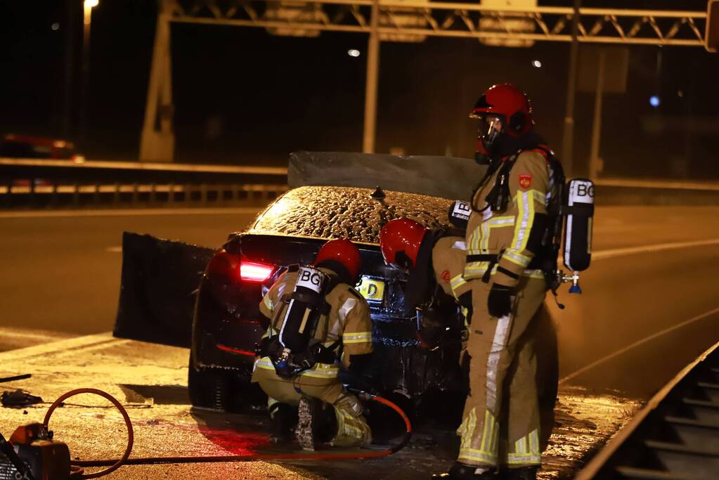 Auto uitgebrand op snelweg