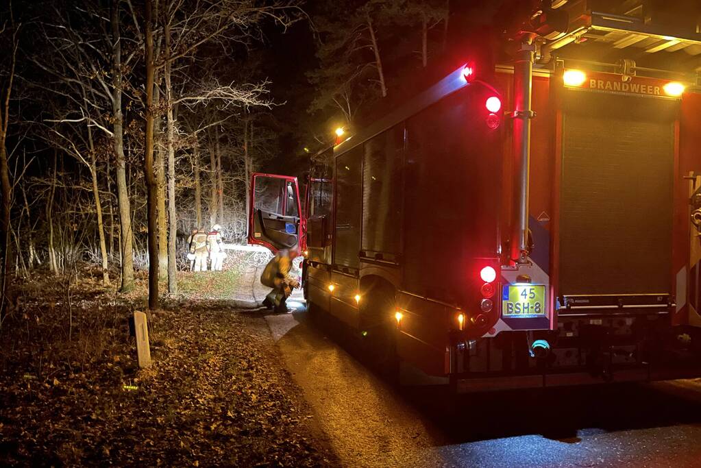 Gevaarlijke boom over de weg verwijderd