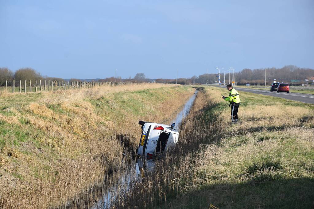 Persoon gewond nadat auto in sloot belandt