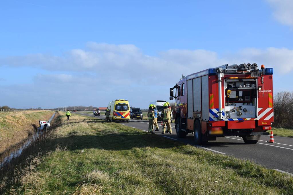 Persoon gewond nadat auto in sloot belandt