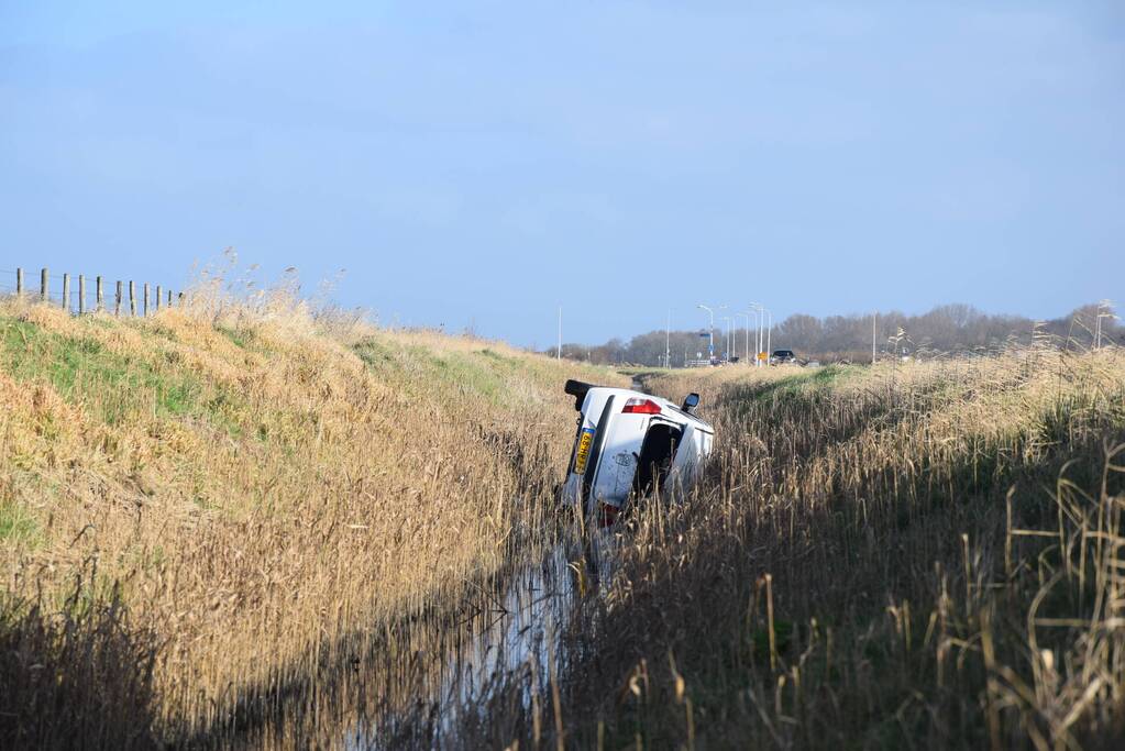 Persoon gewond nadat auto in sloot belandt