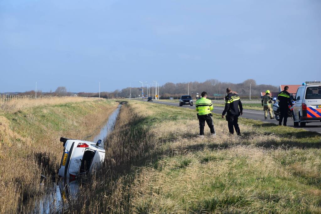 Persoon gewond nadat auto in sloot belandt