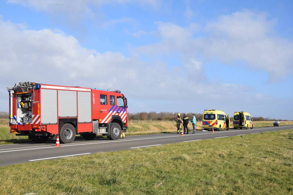 Persoon gewond nadat auto in sloot belandt
