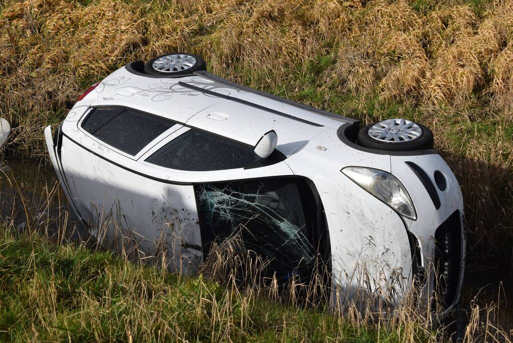 Persoon gewond nadat auto in sloot belandt