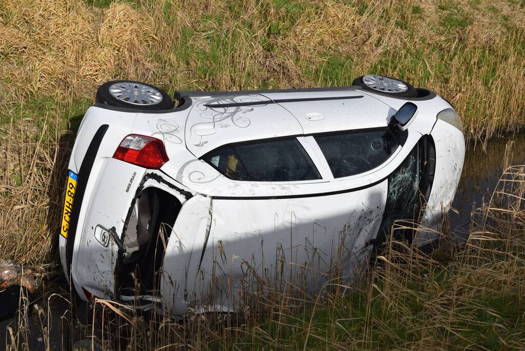 Persoon gewond nadat auto in sloot belandt