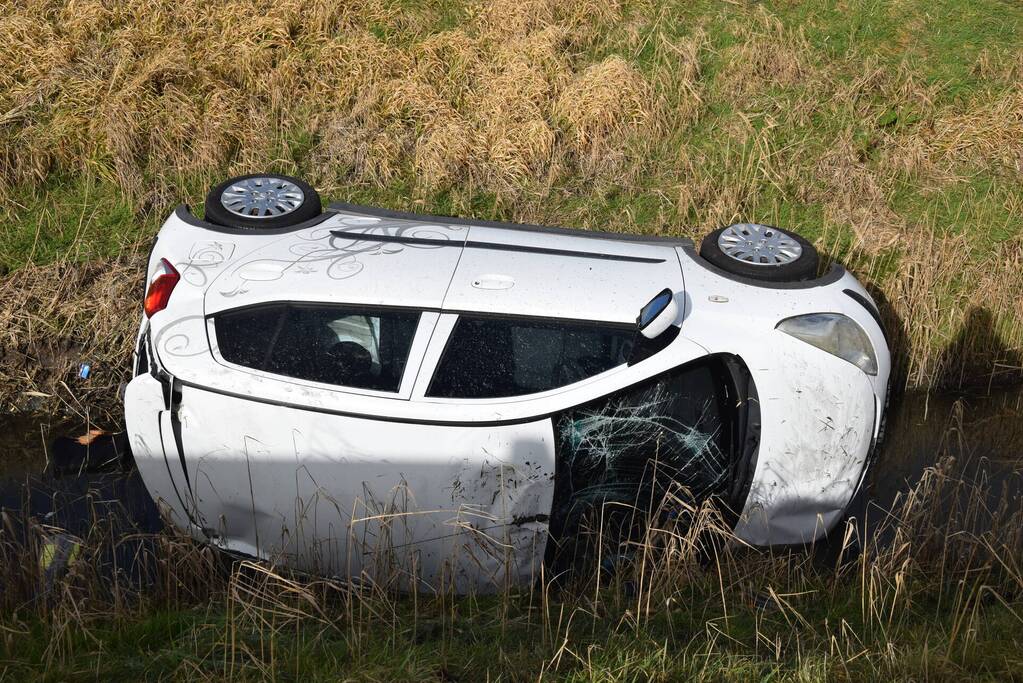 Persoon gewond nadat auto in sloot belandt