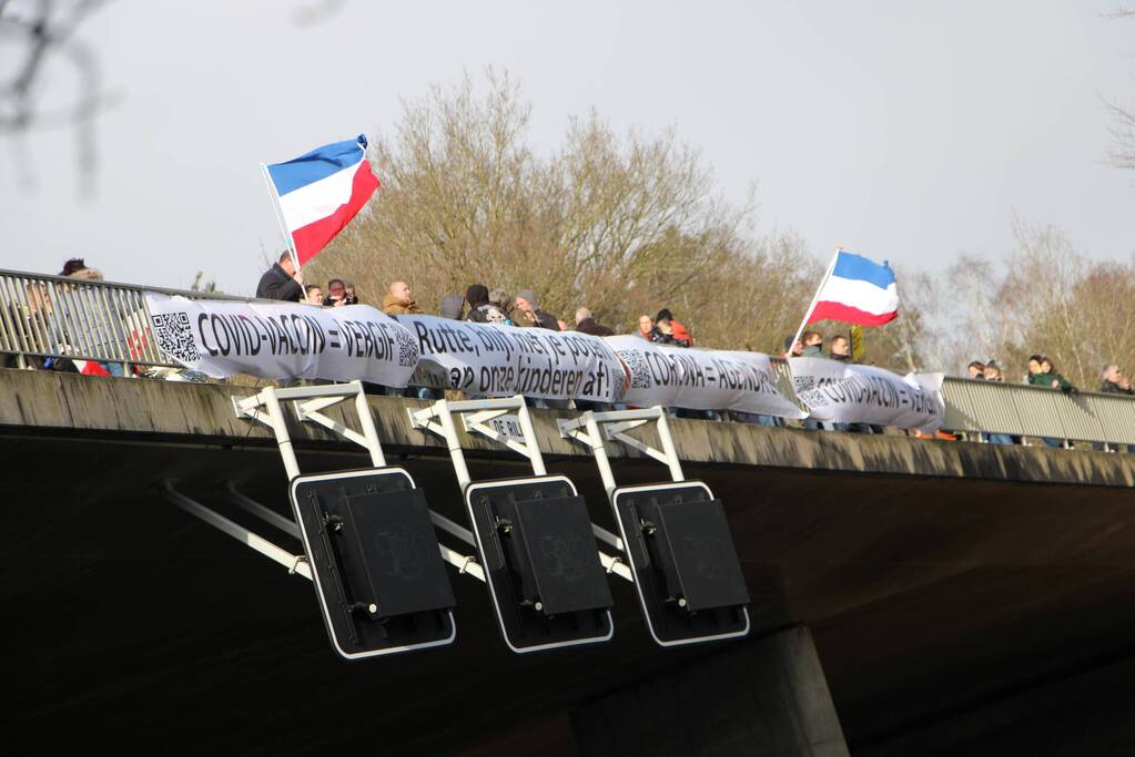 Demonstratie tegen corona op viaduct