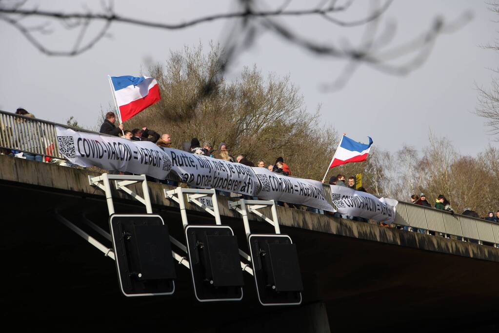 Demonstratie tegen corona op viaduct