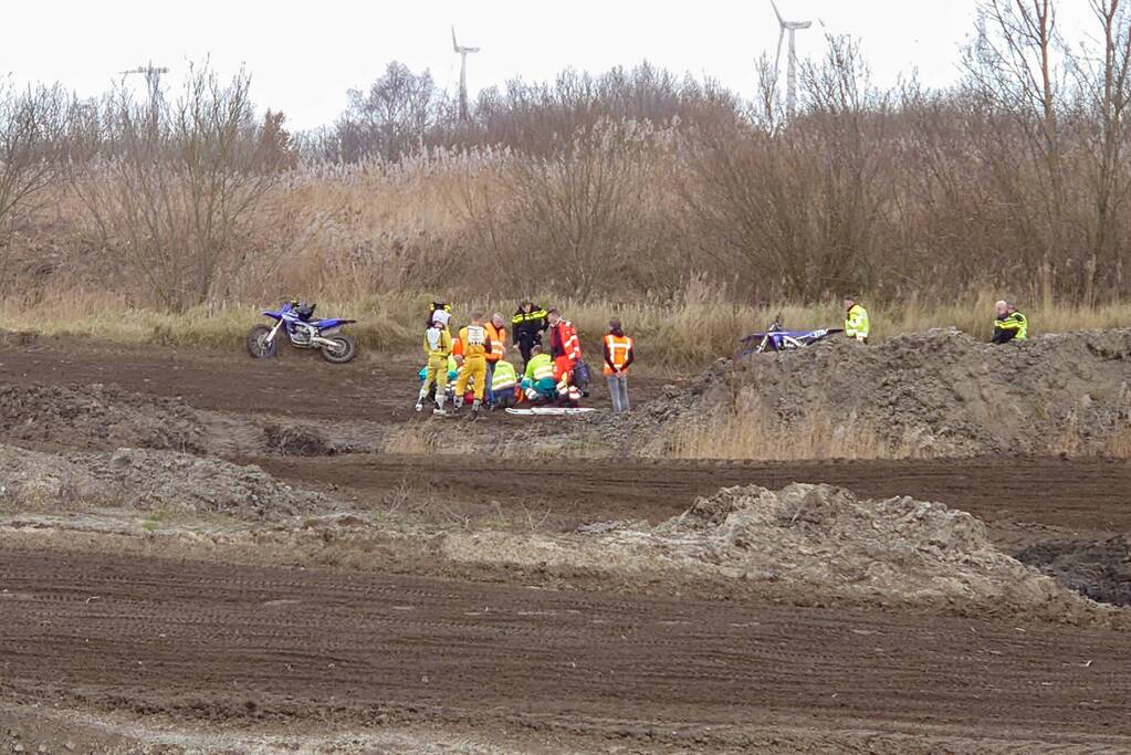 Twee motorcrosser zwaargewond bij botsing