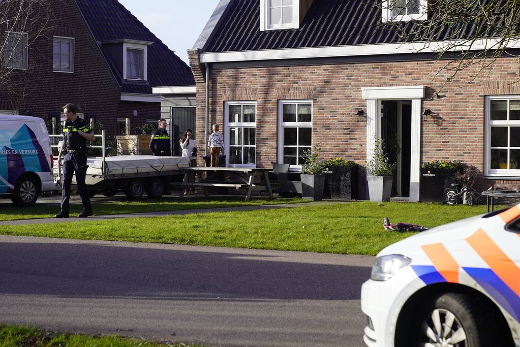Brandweer doet onderzoek naar brandlucht in woning