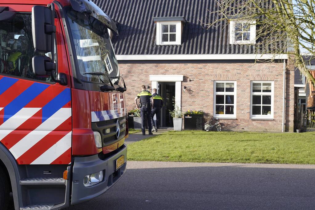 Brandweer doet onderzoek naar brandlucht in woning