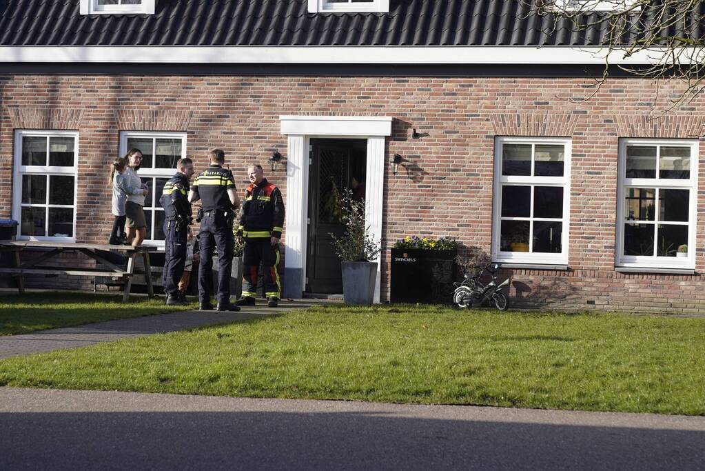 Brandweer doet onderzoek naar brandlucht in woning