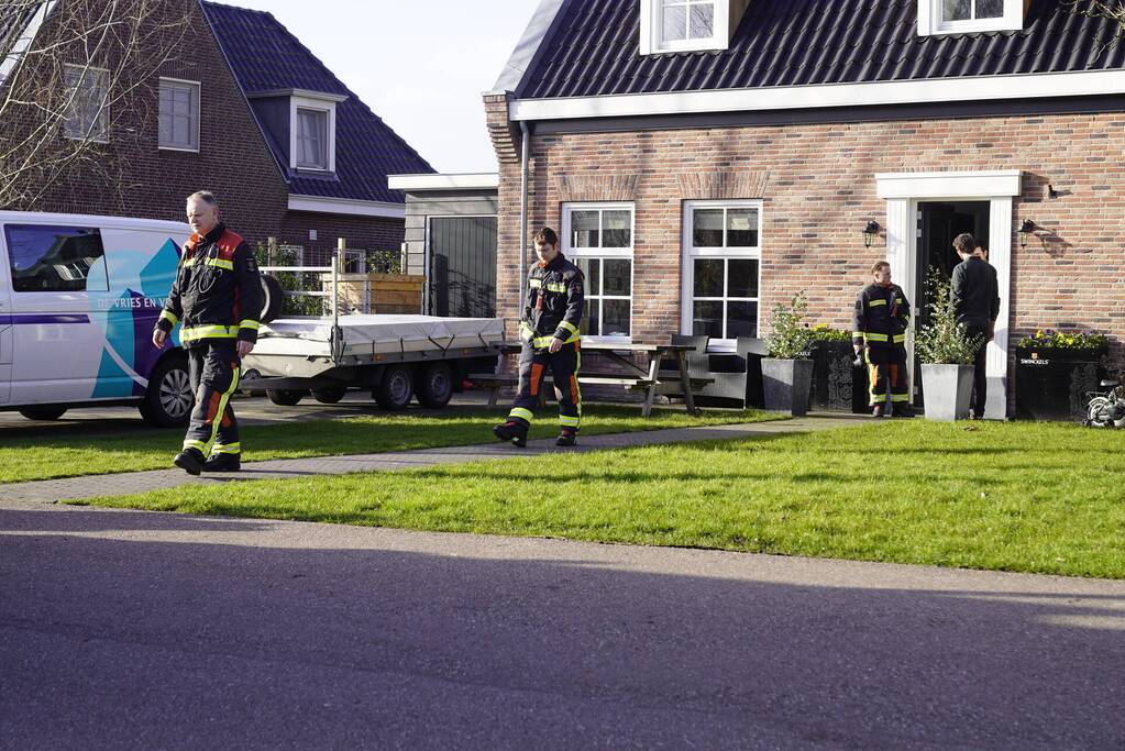 Brandweer doet onderzoek naar brandlucht in woning