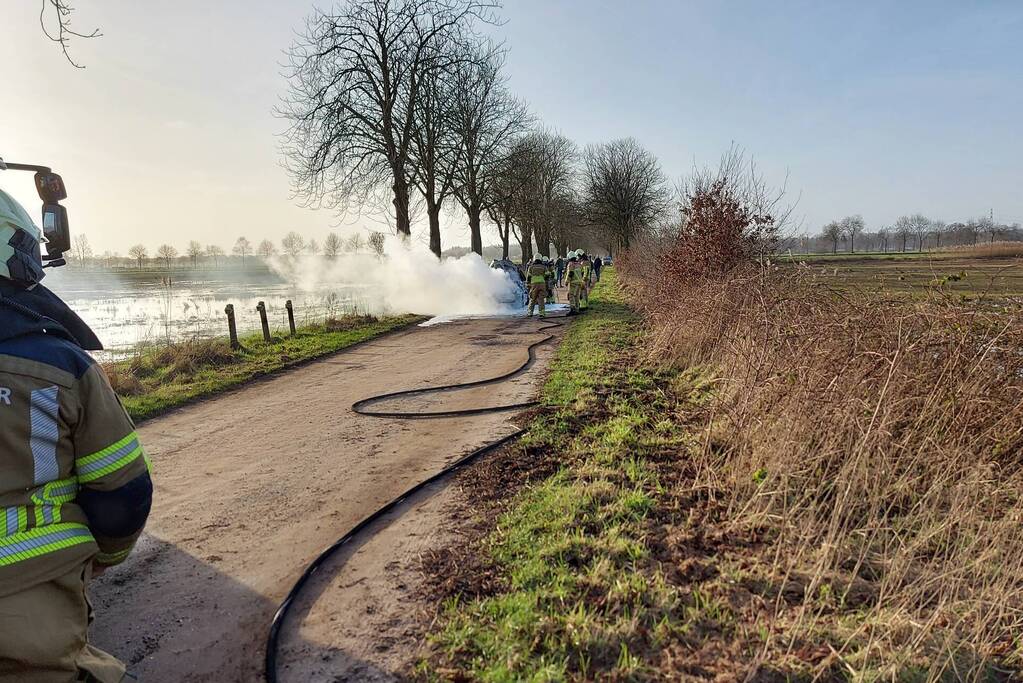 Voorkant van auto volledig uitgebrand