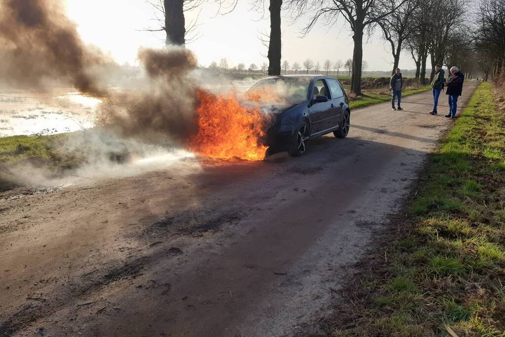 Voorkant van auto volledig uitgebrand