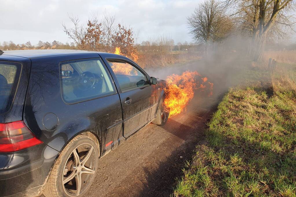 Voorkant van auto volledig uitgebrand