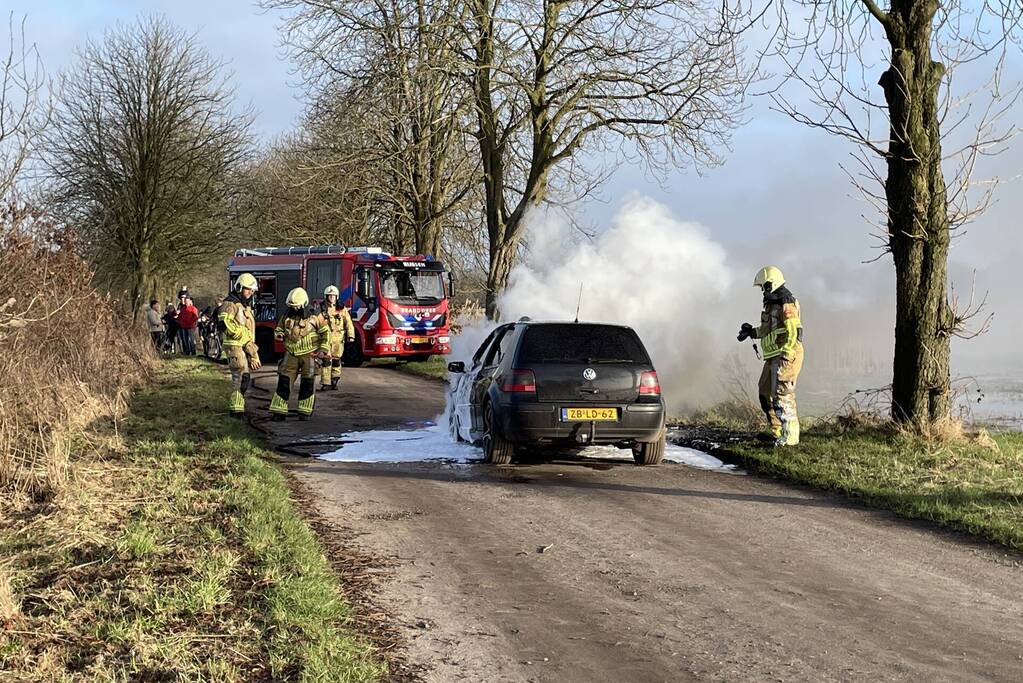 Voorkant van auto volledig uitgebrand