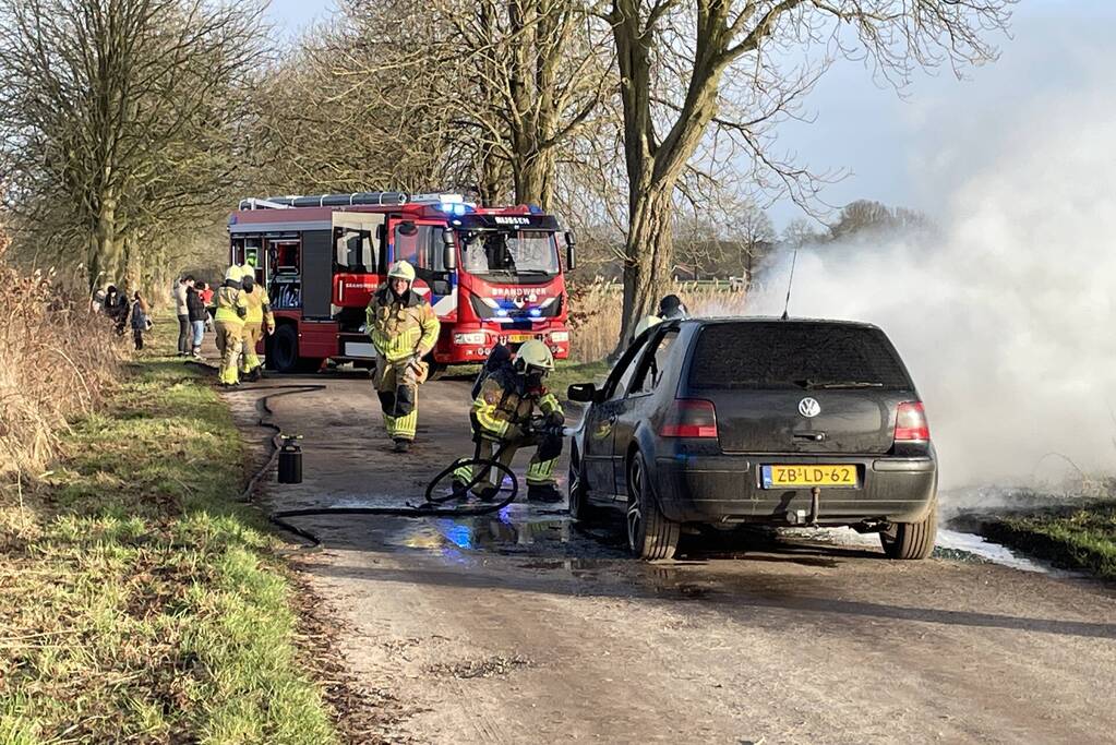Voorkant van auto volledig uitgebrand