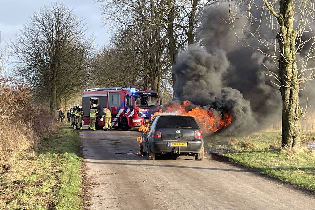 Voorkant van auto volledig uitgebrand