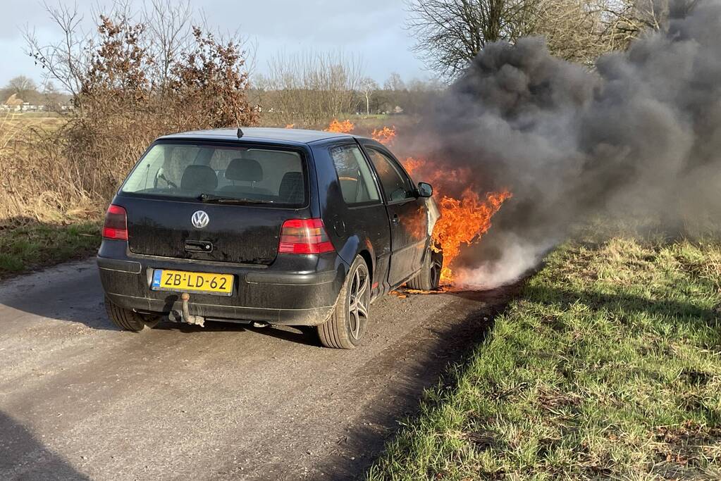 Voorkant van auto volledig uitgebrand