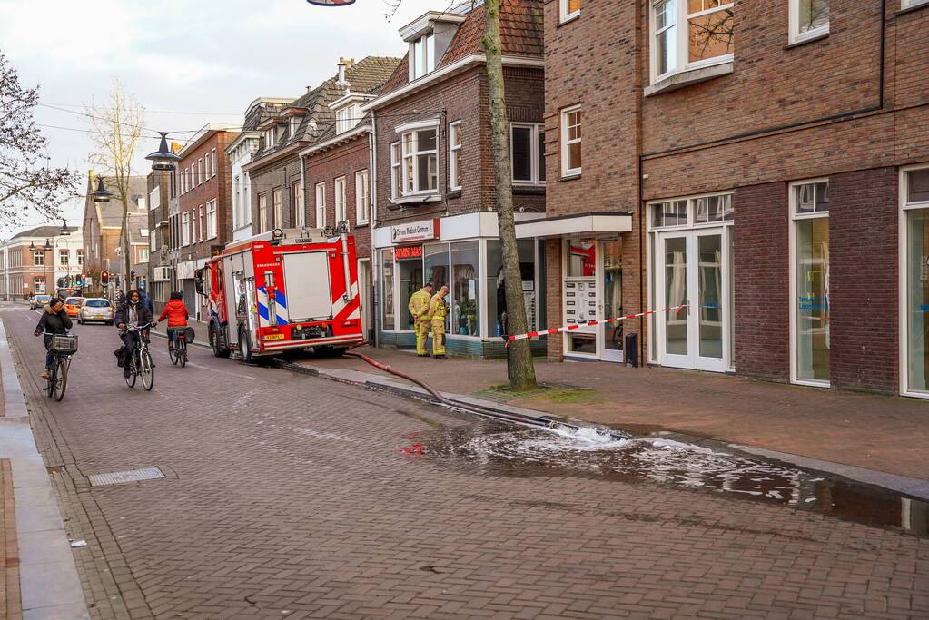 Brandweer pompt kelder vol water leeg