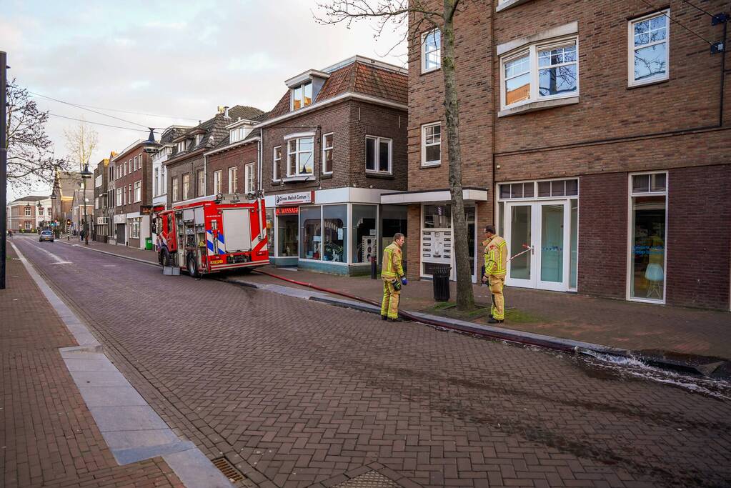 Brandweer pompt kelder vol water leeg